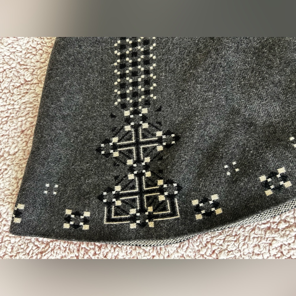 Max Studio knit skirt geometric pattern monochrome colors soft and strong fabric - Picture 5 of 6